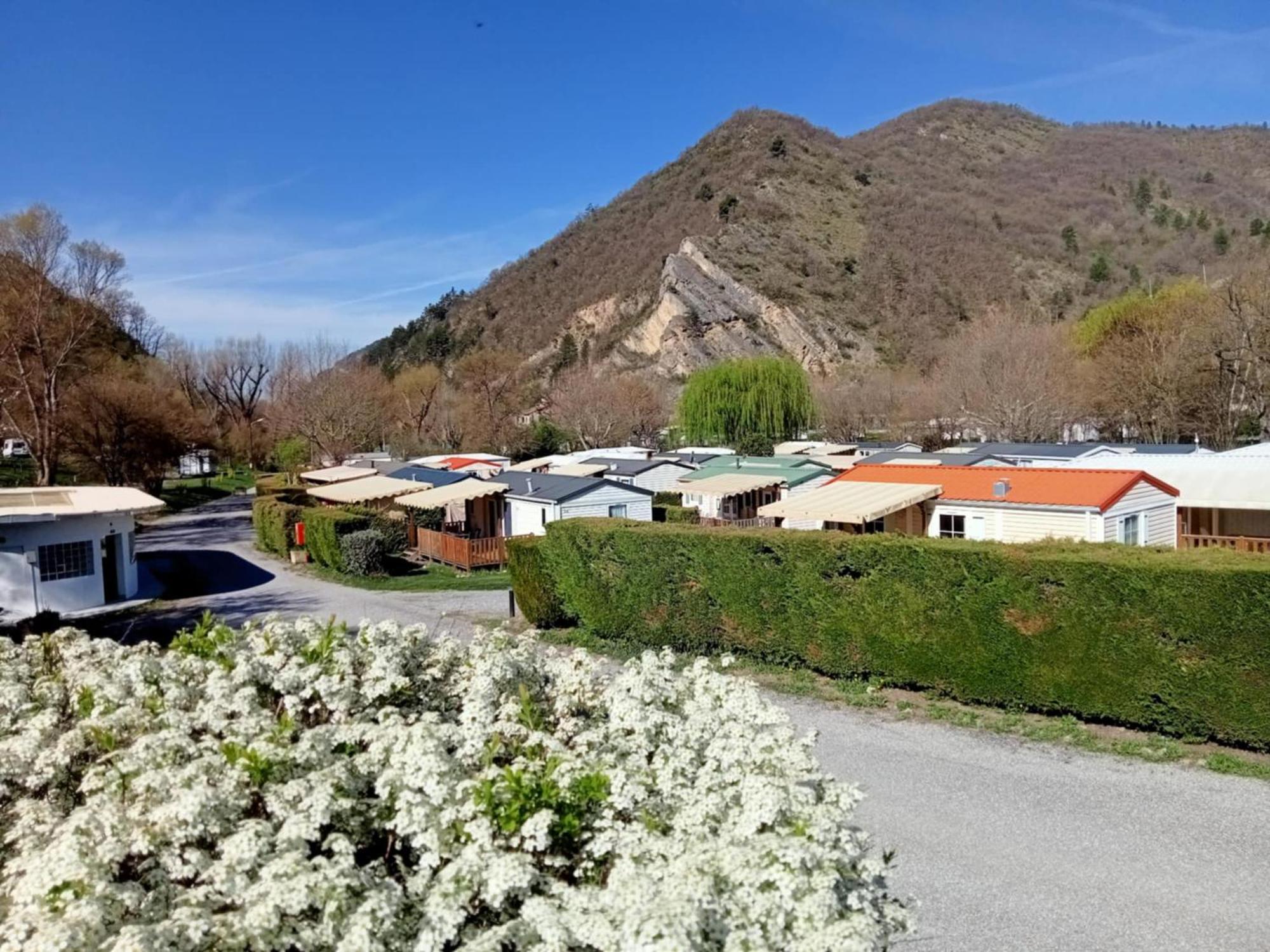 Camping Du Bourg ディーニュ・レ・バン エクステリア 写真